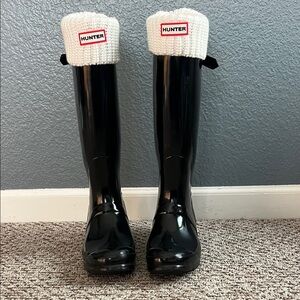 Hunter Glossy Black Boots size 9 with Knit and fleece boot liners
